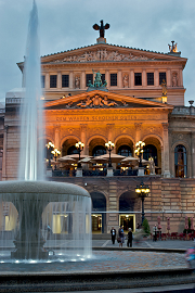 Frankfurter Oper mit Brunnen
